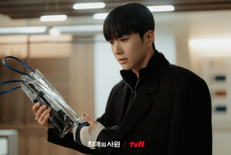 Tangkapan layar cuplikan drama My Bias, My Boss produksi tvN, memperlihatkan salah satu adegan dari serial tersebut.