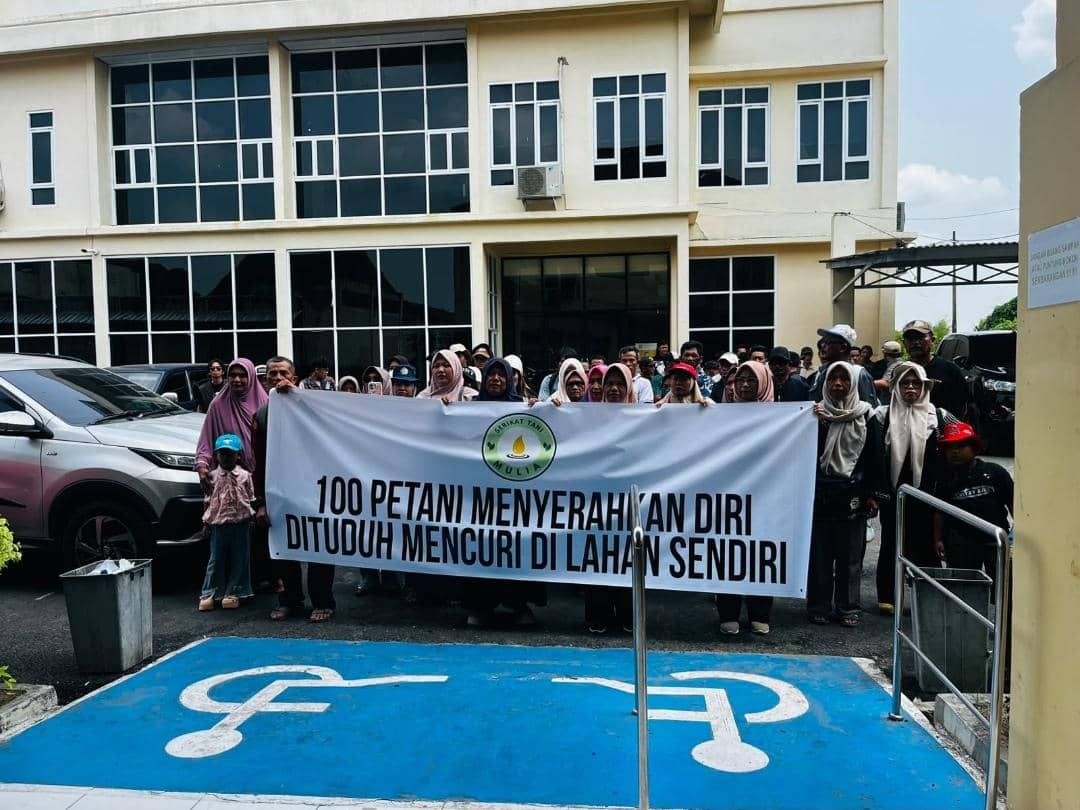 Para petani Desa Sidomulyo, Kecamatan Tungkal Jaya saat melakukan aksi menyerahkan diri ke Pokres Muba.
