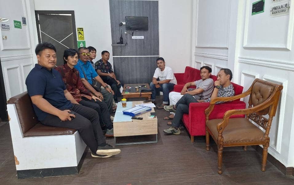 Tim KPA Sumsel saat melakukan pendampingan terhadap perwakilan petani Desa Sidomulyo atas kasus konflik agraria di kebun mereka.