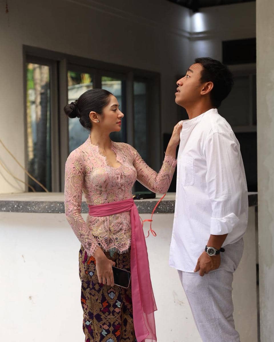 Inspirasi OOTD ala Fanny Ghassani dan suami