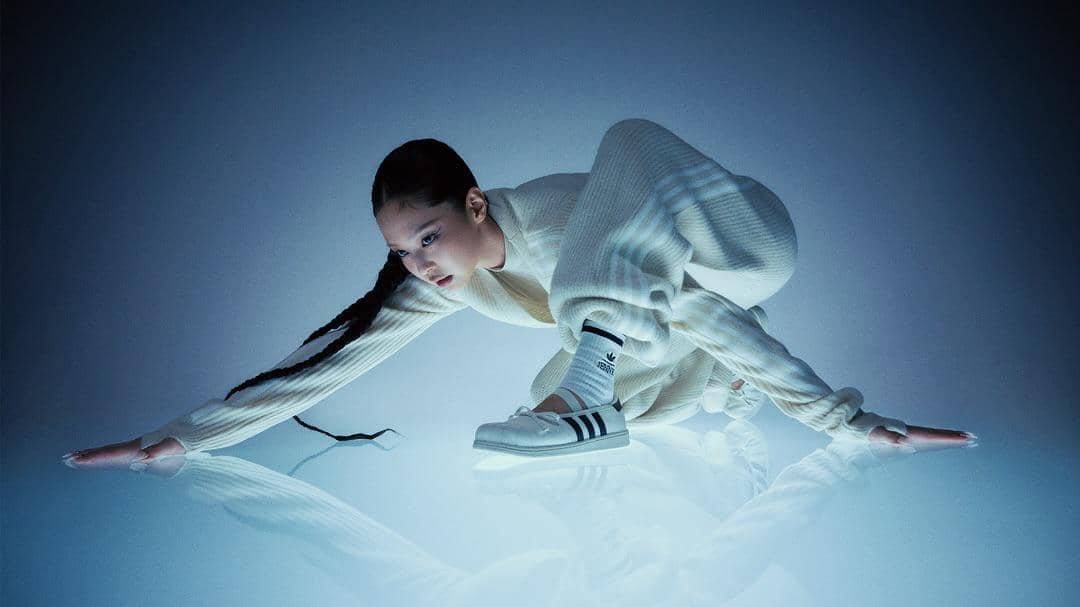 Kolaborasi JENNIE x Adidas Superstar Square Ballet, Feminin!