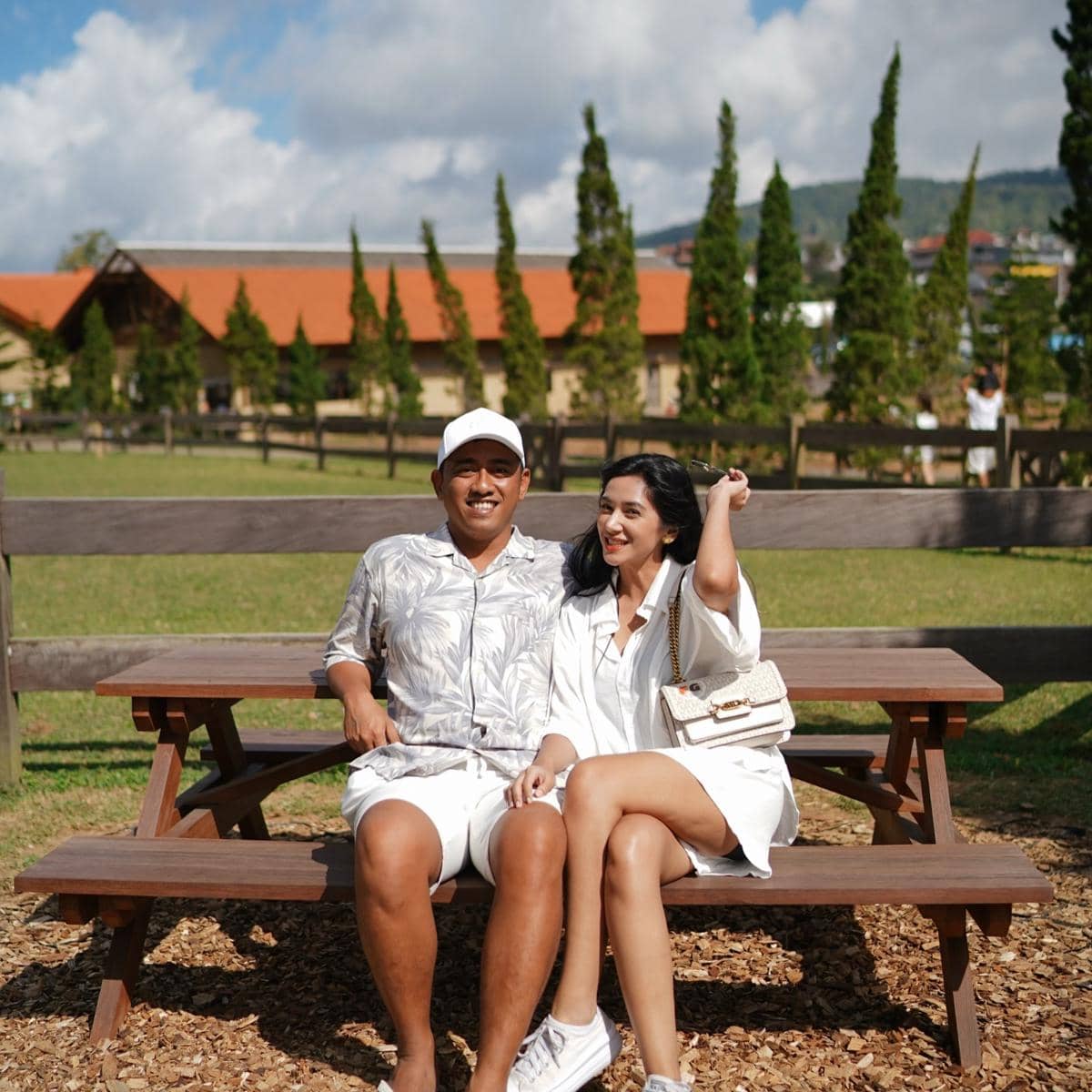 Inspirasi OOTD ala Fanny Ghassani dan suami 