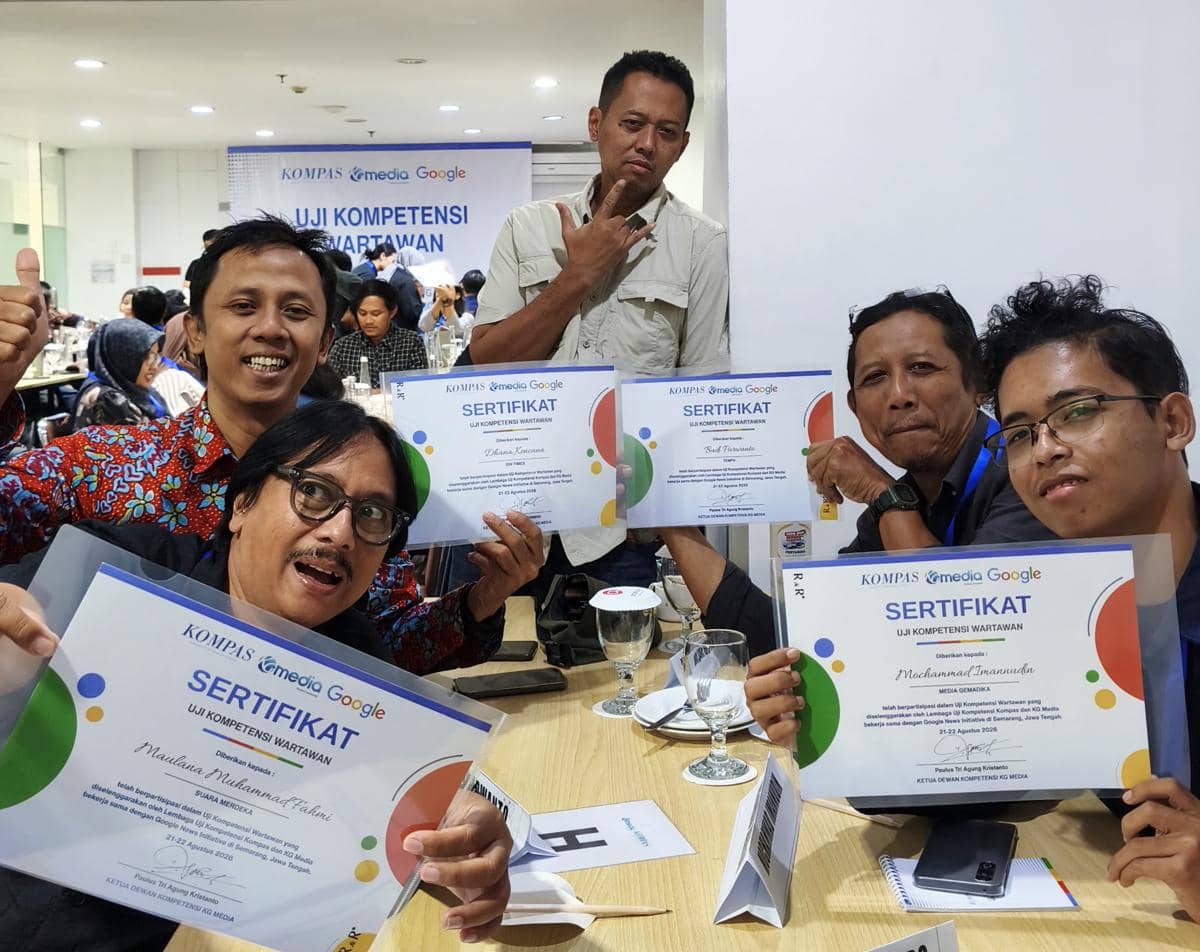 Keempat pewarta foto dan penguji berfoto bersama usai Uji Kompetensi Wartawan (UKW) yang digelar oleh Kompas, KG Media, dan Google di Semara
