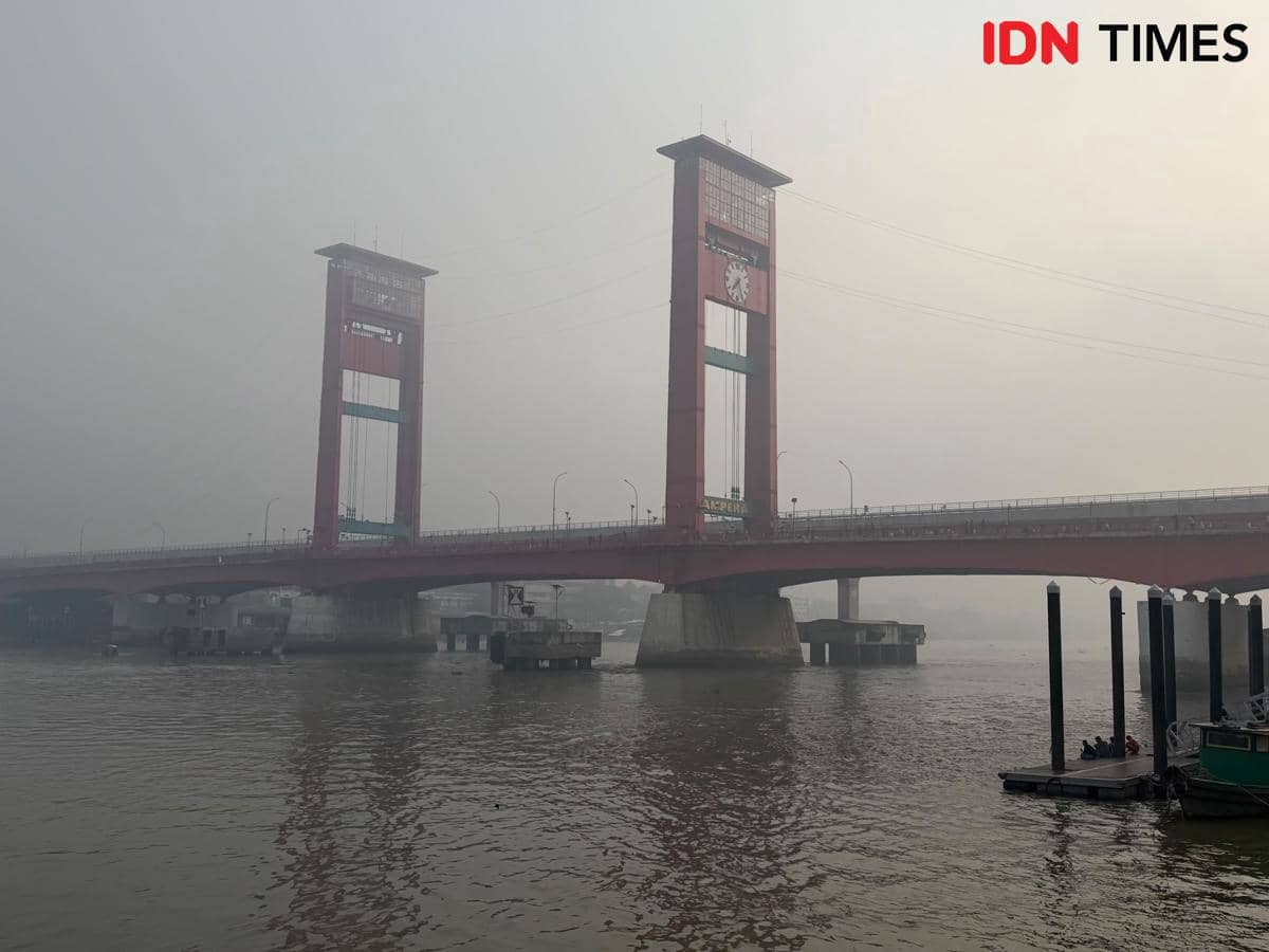 Kabut Asap Tebal Selimuti Palembang, Kualitas Udara Memburuk