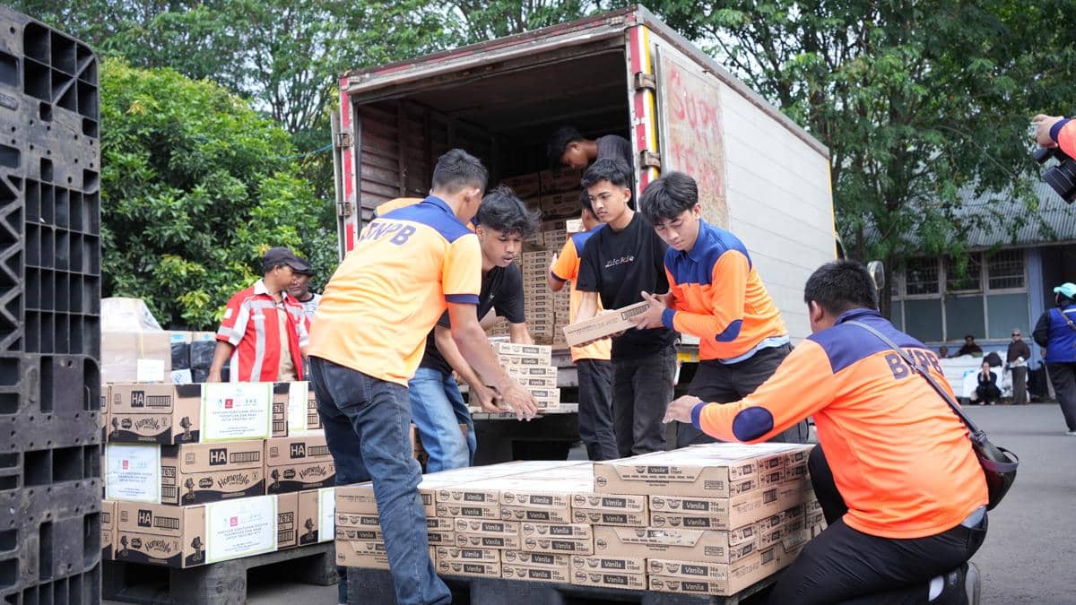 Bantuan logistik spesifik untuk perempuan dan anak terdampak gempa bumi di Nusa Tenggara Timur (NTT) yang diserahkan oleh Kementerian Pember