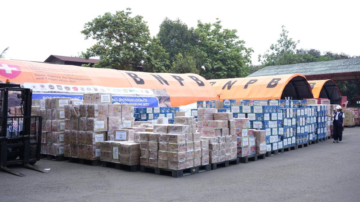 Bantuan logistik spesifik untuk perempuan dan anak terdampak gempa bumi di Nusa Tenggara Timur (NTT) yang diserahkan oleh Kementerian Pember