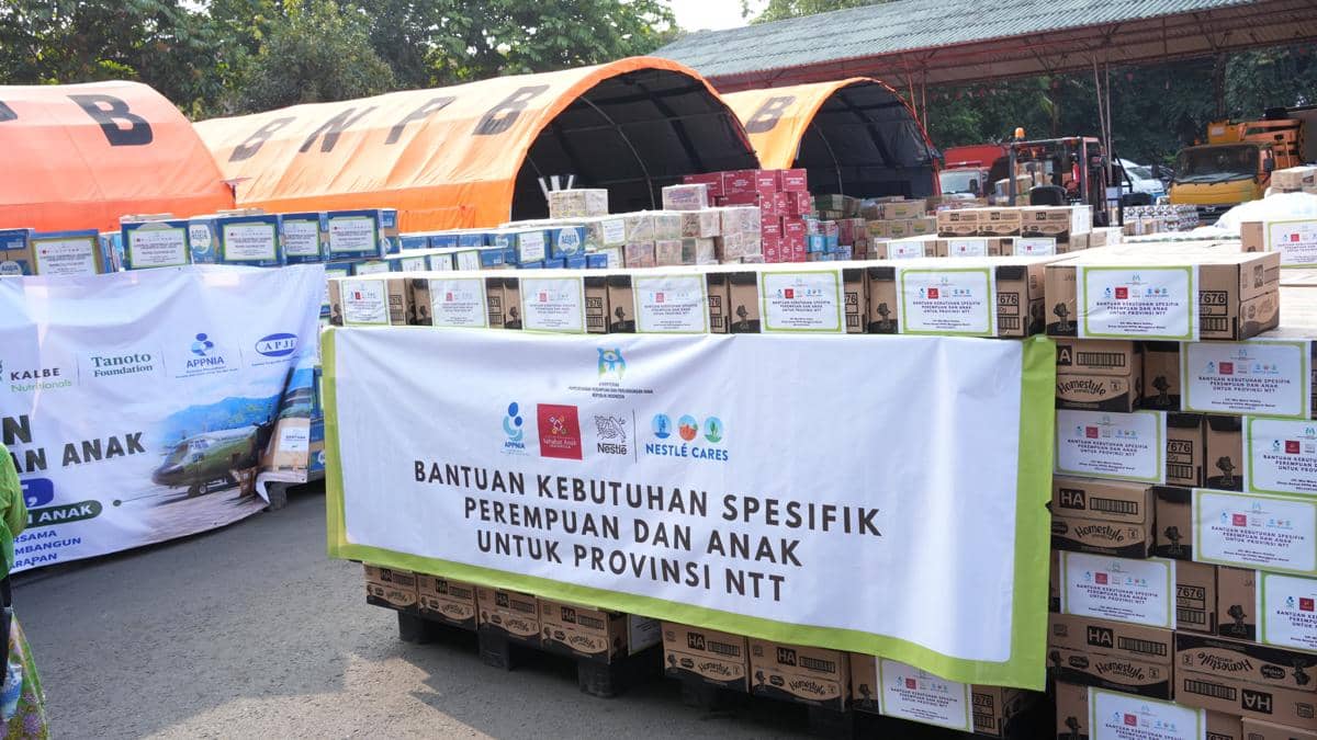 Bantuan logistik spesifik untuk perempuan dan anak terdampak gempa bumi di Nusa Tenggara Timur (NTT) yang diserahkan oleh Kementerian Pember