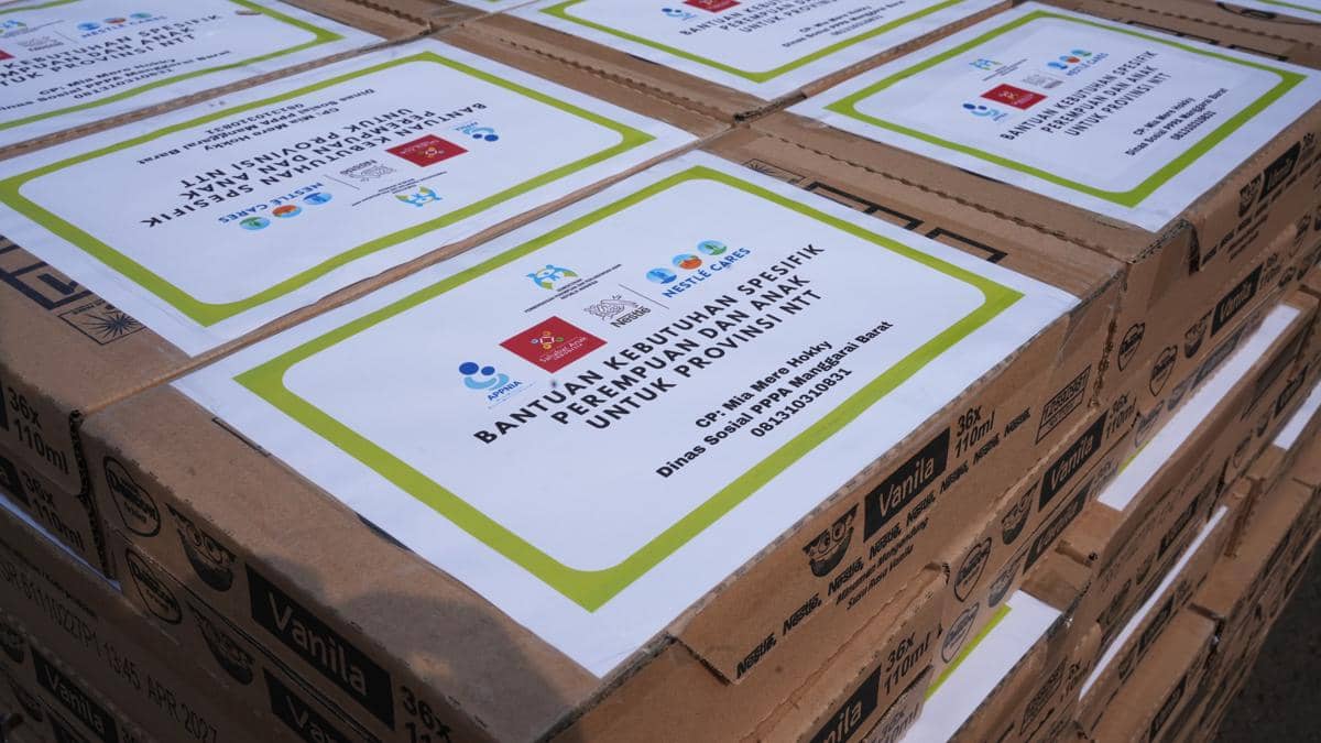 Bantuan logistik spesifik untuk perempuan dan anak terdampak gempa bumi di Nusa Tenggara Timur (NTT) yang diserahkan oleh Kementerian Pember
