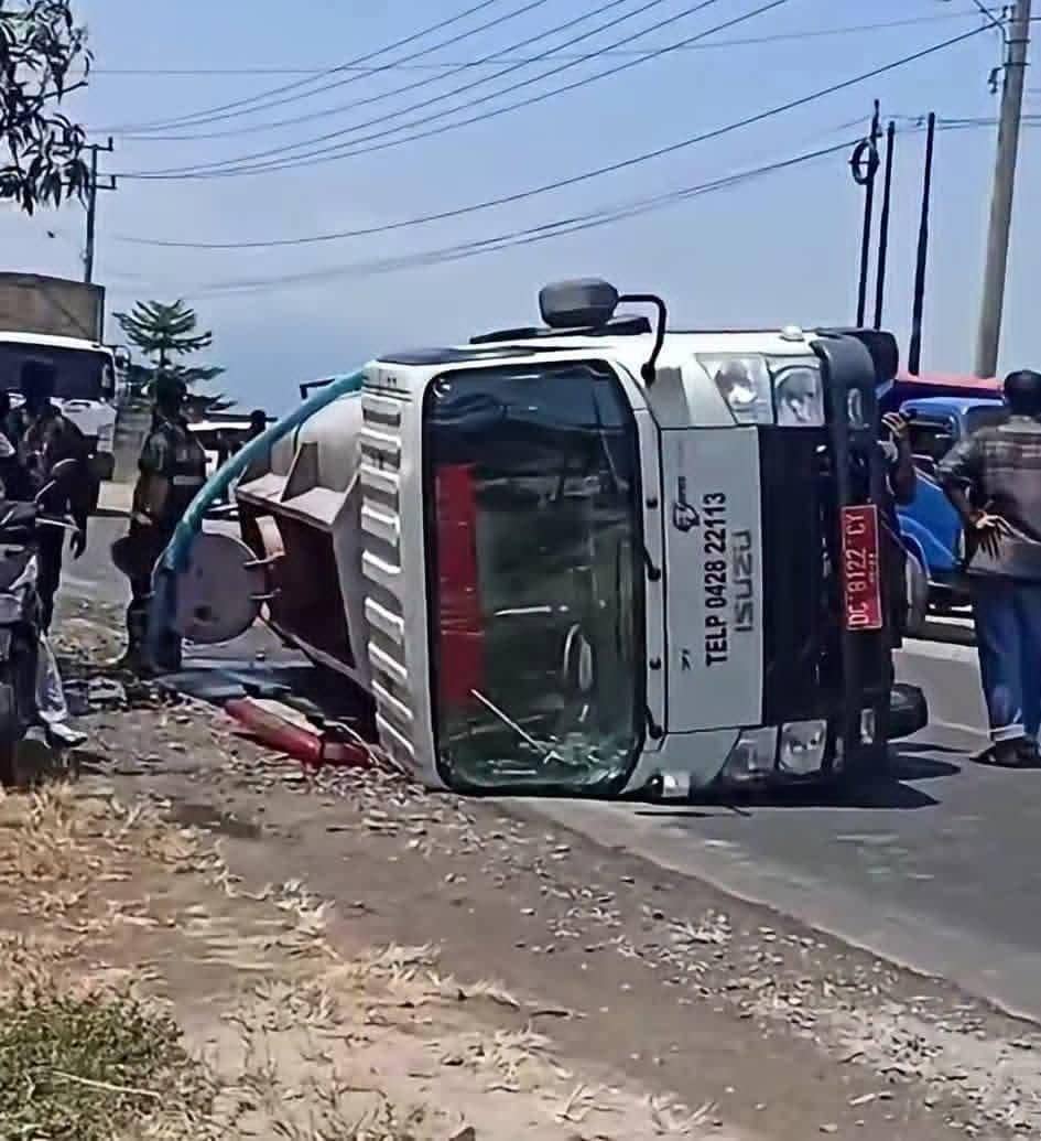 Hendak Padamkan Kebakaran, Mobil Damkar Polman Terguling, 7 Petugas Luka