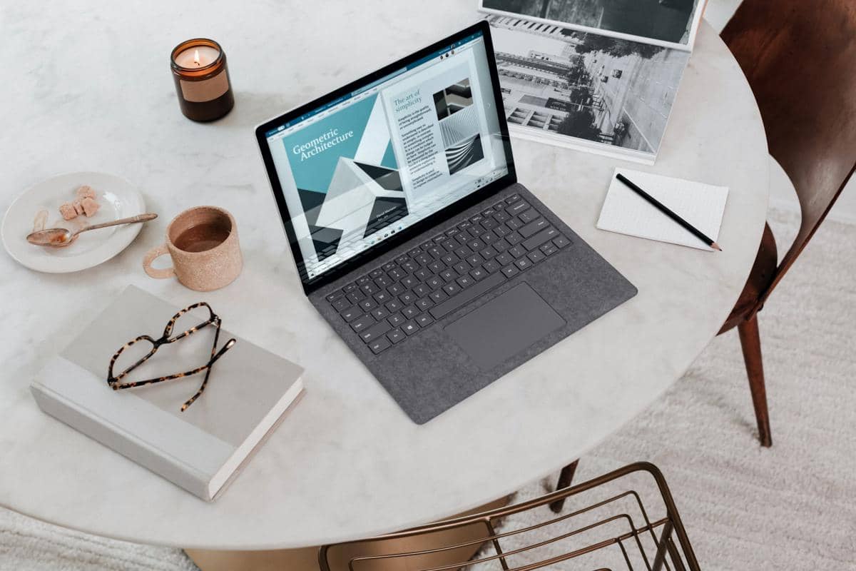 ilustrasi laptop dengan layar TN