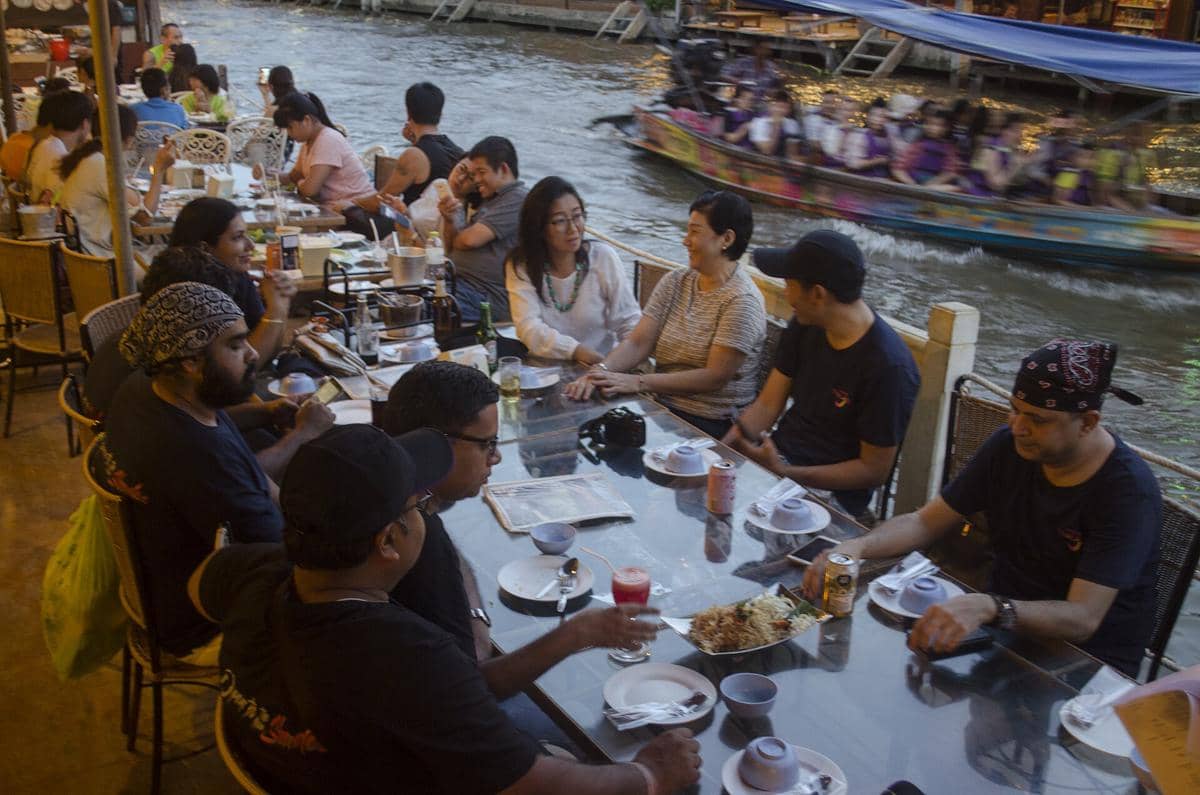 potret makan di tepi kanal Amphawa Floating Market