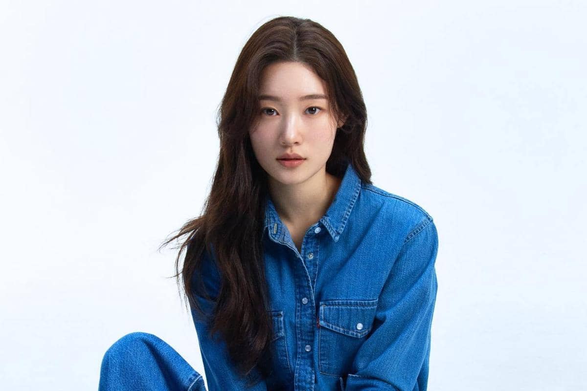 Jung Chae Yeon berpose dengan tatapan lembut dalam potret close-up yang diunggah melalui akun Instagram pribadinya.