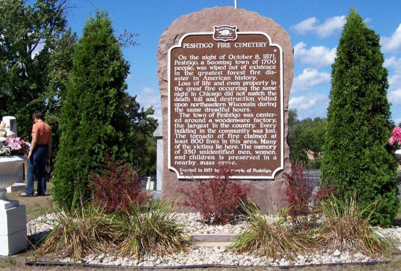 Monumen peringatan bagi para korban Kebakaran Peshtigo di Pemakaman Kebakaran Peshtigo yang bersebelahan dengan Museum Kebakaran Peshtigo di Peshtigo, Wisconsin, AS.