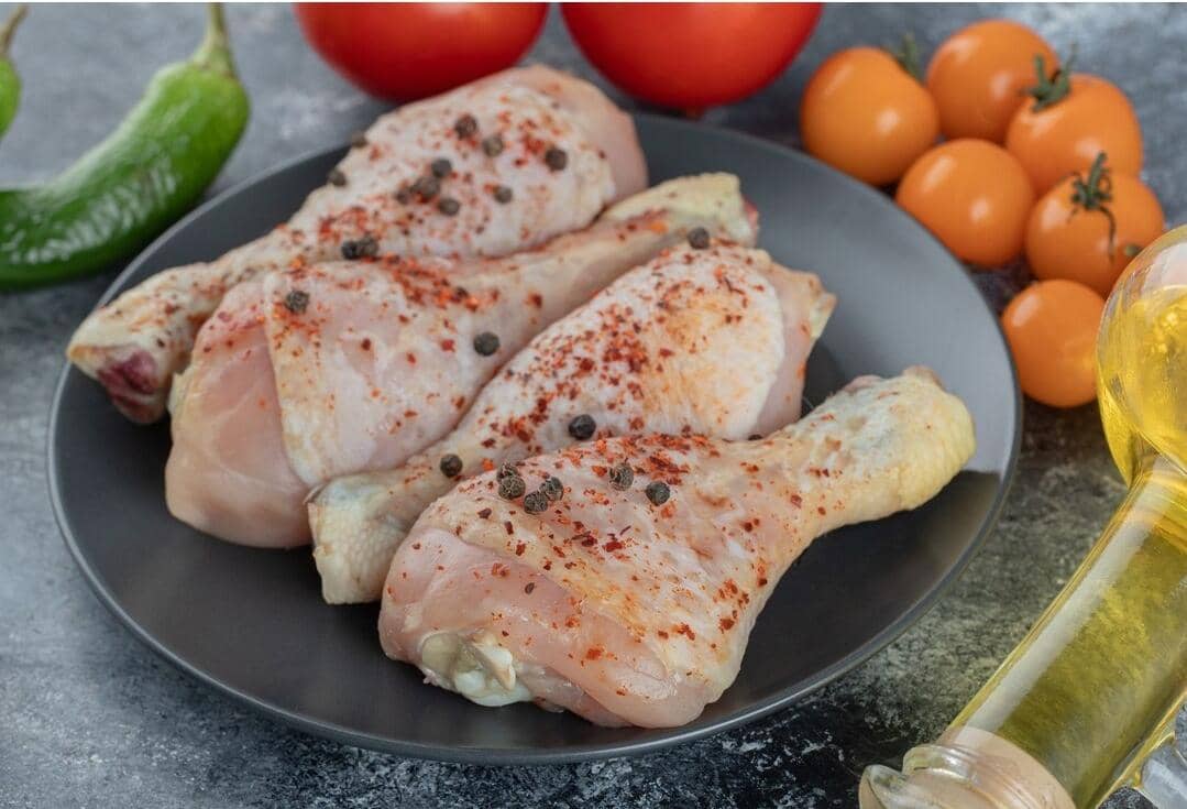 Ilustrasi ayam yang sedang dimarinasi dengan bumbu untuk menambah cita rasa sebelum dimasak menjadi hidangan lezat.