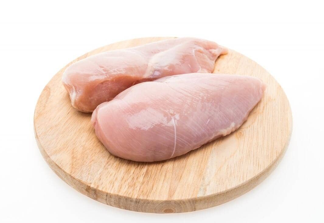 Ilustrasi daging ayam sebagai bahan makanan, digunakan untuk menggambarkan topik seputar olahan dan konsumsi ayam.