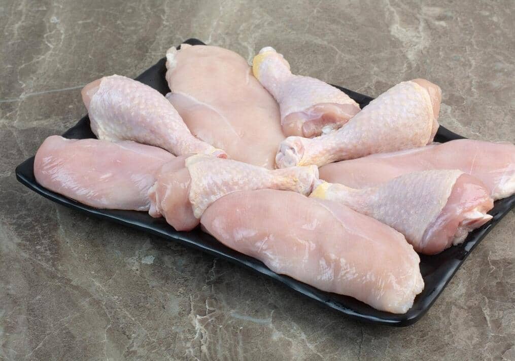 Ilustrasi daging ayam sebagai bahan pangan yang melengkapi artikel terkait produk dan konsumsi makanan sehari-hari.