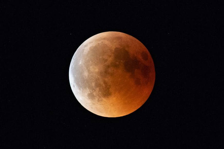 ilustrasi gerhana bulan yang memukau astronom Eropa