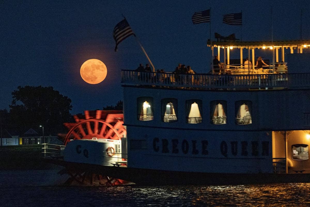 ilustrasi fenomena sturgeon moon