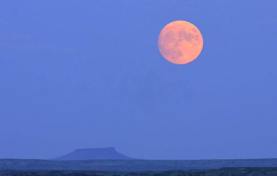 ilustrasi fenomena sturgeon moon