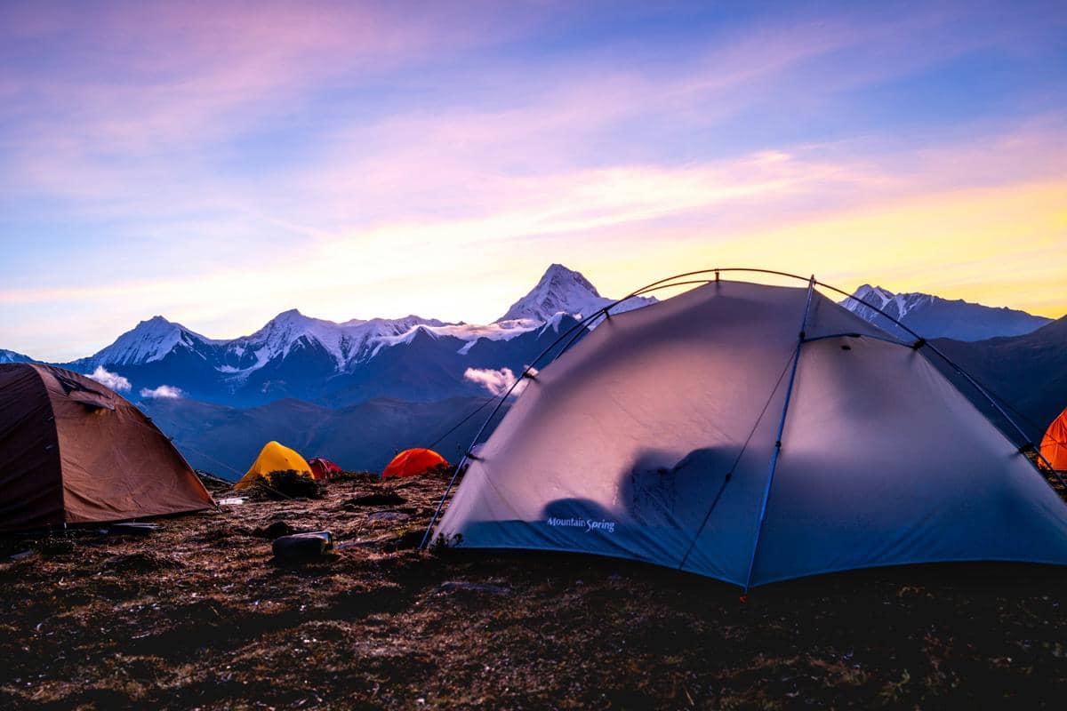 4 Tips Mendirikan Tenda di Tanah yang Tidak Rata, Jangan Asal!