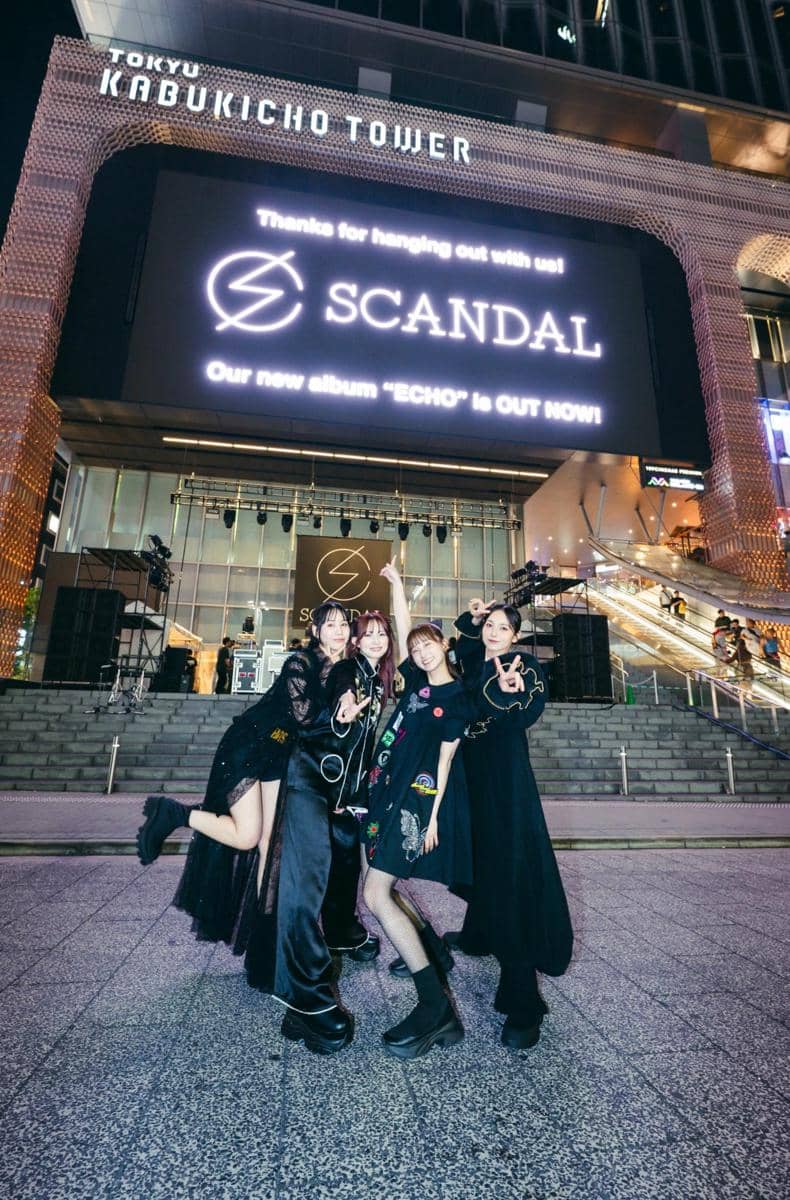 Personel band SCANDAL berpose bersama dalam potret yang diunggah melalui akun Instagram resmi mereka.