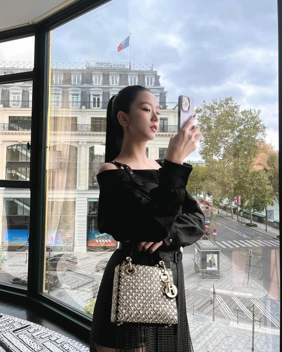 sleek hair ala Jisoo BLACKPINK