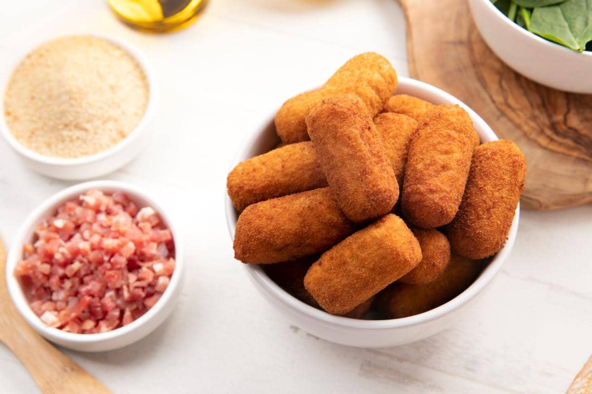 ilustrasi kroket kimpul ayam suwir pedas