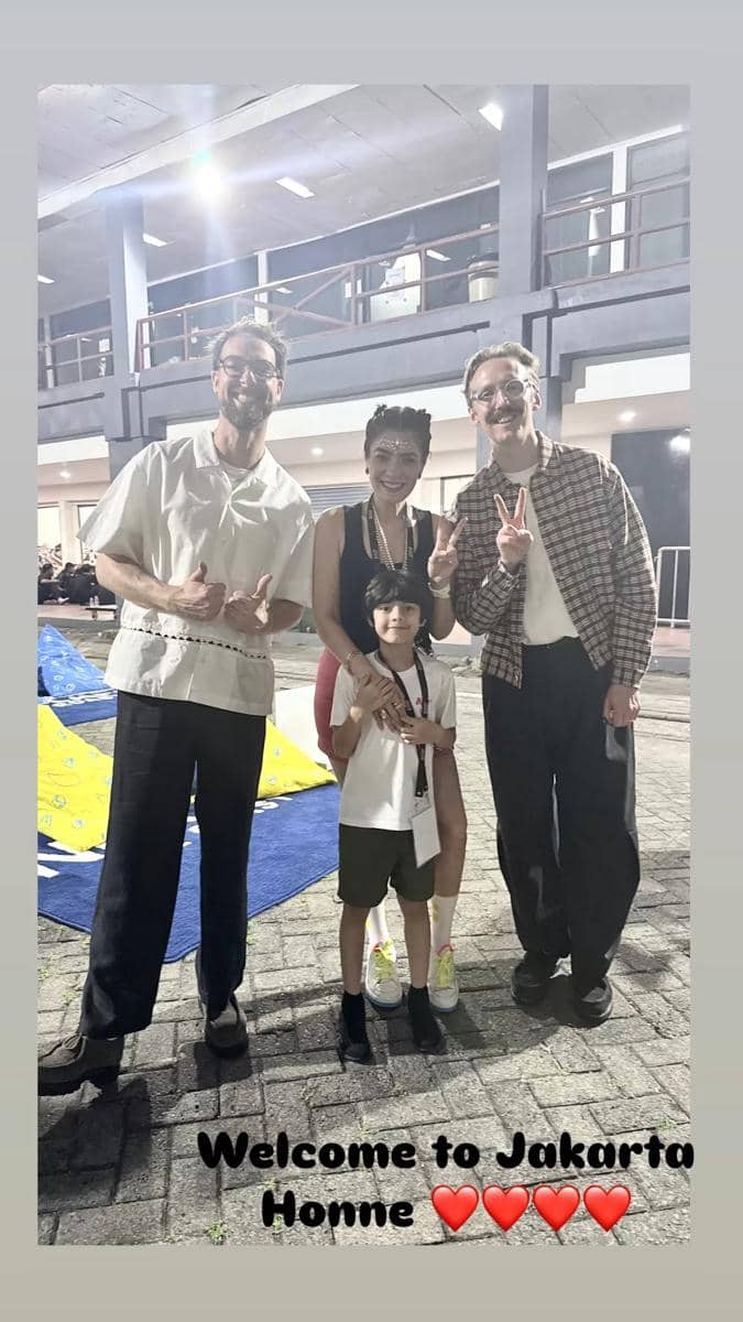 Clarissa Puteri berpose bersama duo Honne di area LaLaLa Fest 2026 pada hari kedua festival musik.