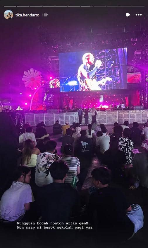 Tika, istri Imam Darto, menyaksikan pertunjukan musik pada LaLaLa Fest 2026 hari kedua sambil menikmati festival.