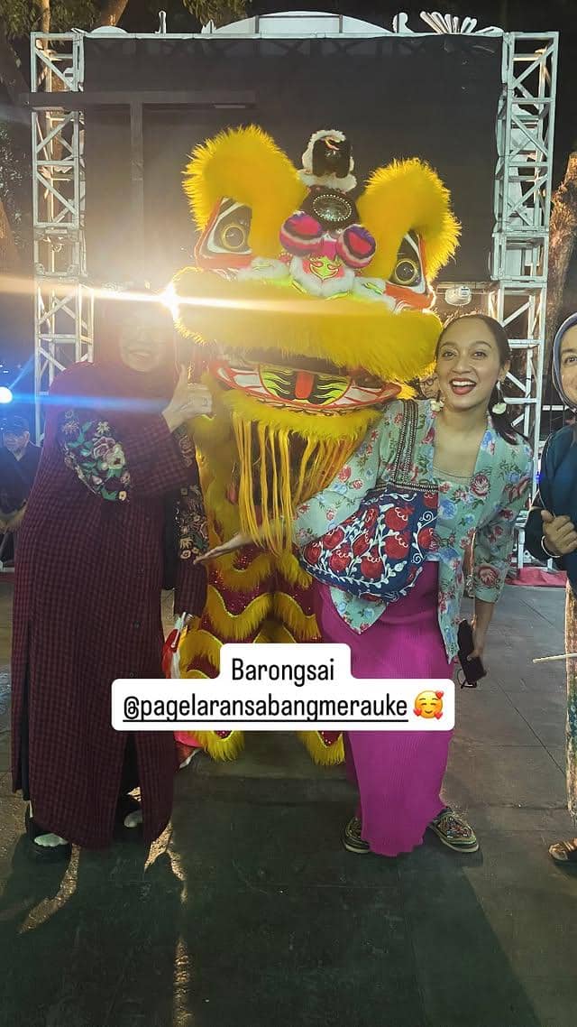 Seorang artis berpose untuk kamera saat menghadiri Pagelaran Sabang Merauke 2026 bersama penonton lain.