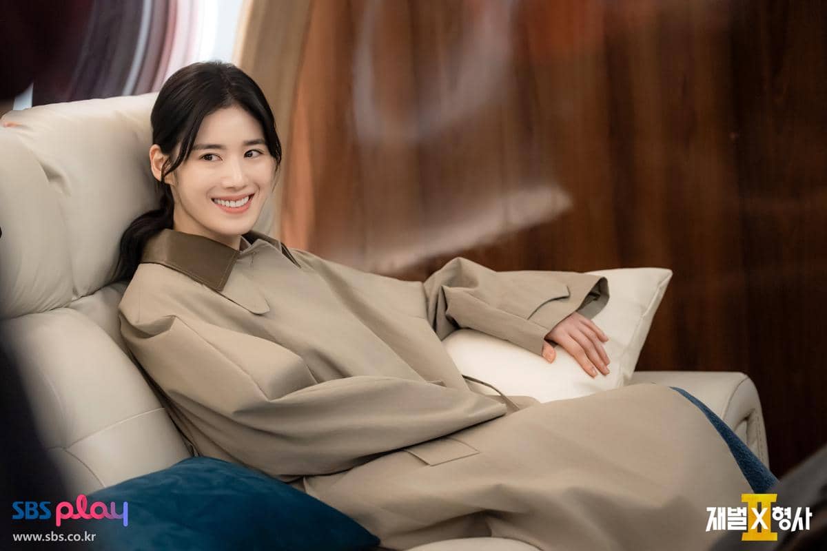 Cuplikan drama Korea Flex X Cop 2 dari SBS yang menampilkan adegan para pemeran dalam suasana penyelidikan.