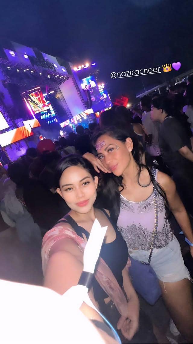 Nazira C. Noer berpose mengenakan busana kasual saat menghadiri LaLaLa Fest 2026 hari kedua di area festival.