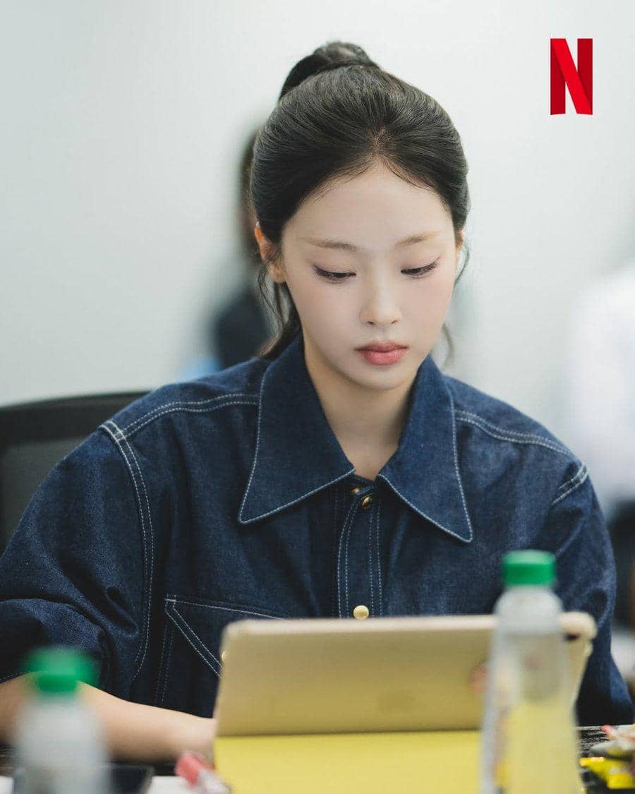 Sejumlah pemain dan kru mengikuti pembacaan naskah serial No Crushing Allowed produksi Netflix di dalam ruangan.