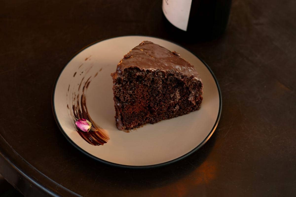 Resep Kue Cokelat Guinness dengan Saus Karamel, Cokelatnya Bold!