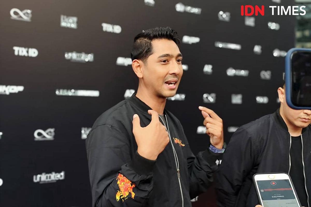 Demi peran Ustaz Adam, Arya menonton ulang Munafik dan belajar ngaji dari Iqro.jpg