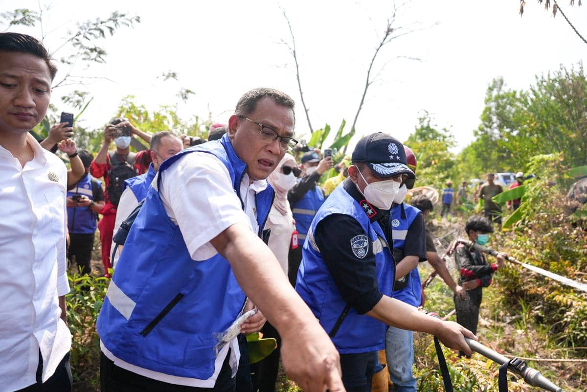 Menteri Lingkungan Hidup (KLH/BPLH), Moh Jumhur Hidayat usai meninjau lokasi kebakaran hutan dan lahan (karhutla) di Banjarbaru, Kalimantan 