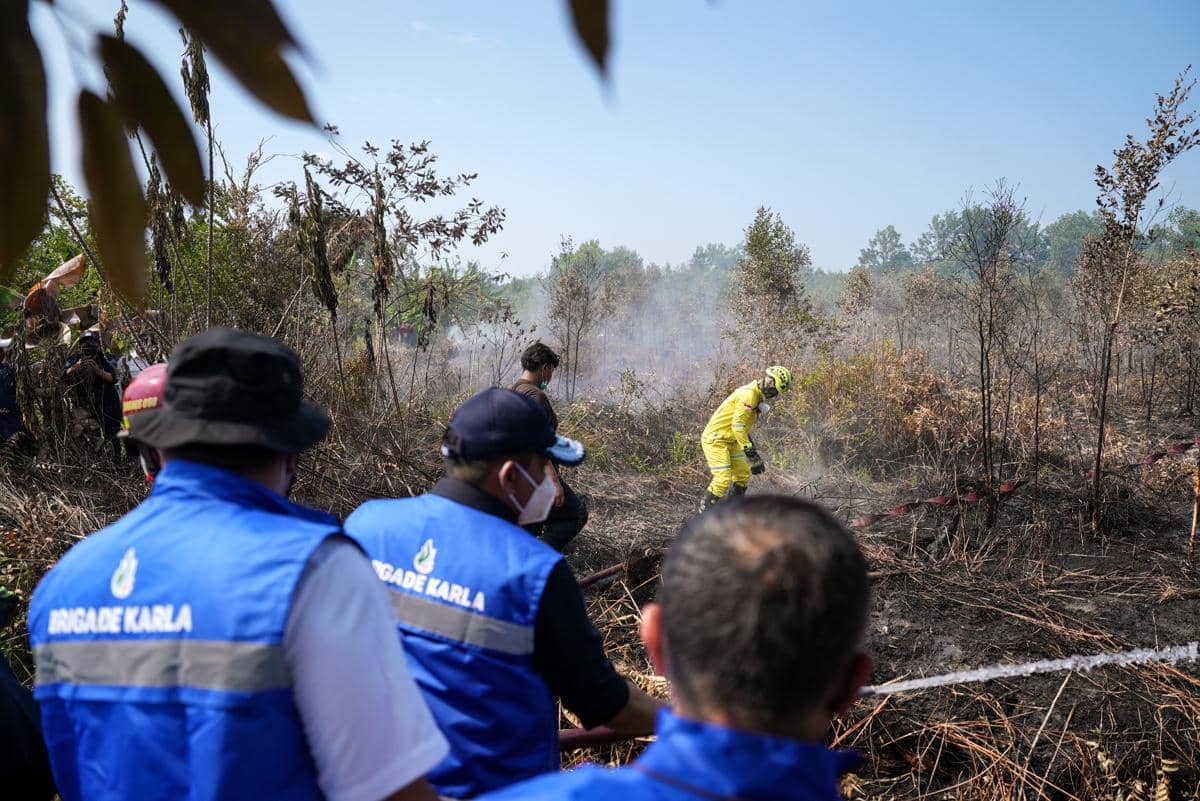 Menteri Lingkungan Hidup (KLH/BPLH), Moh Jumhur Hidayat usai meninjau lokasi kebakaran hutan dan lahan (karhutla) di Banjarbaru, Kalimantan 