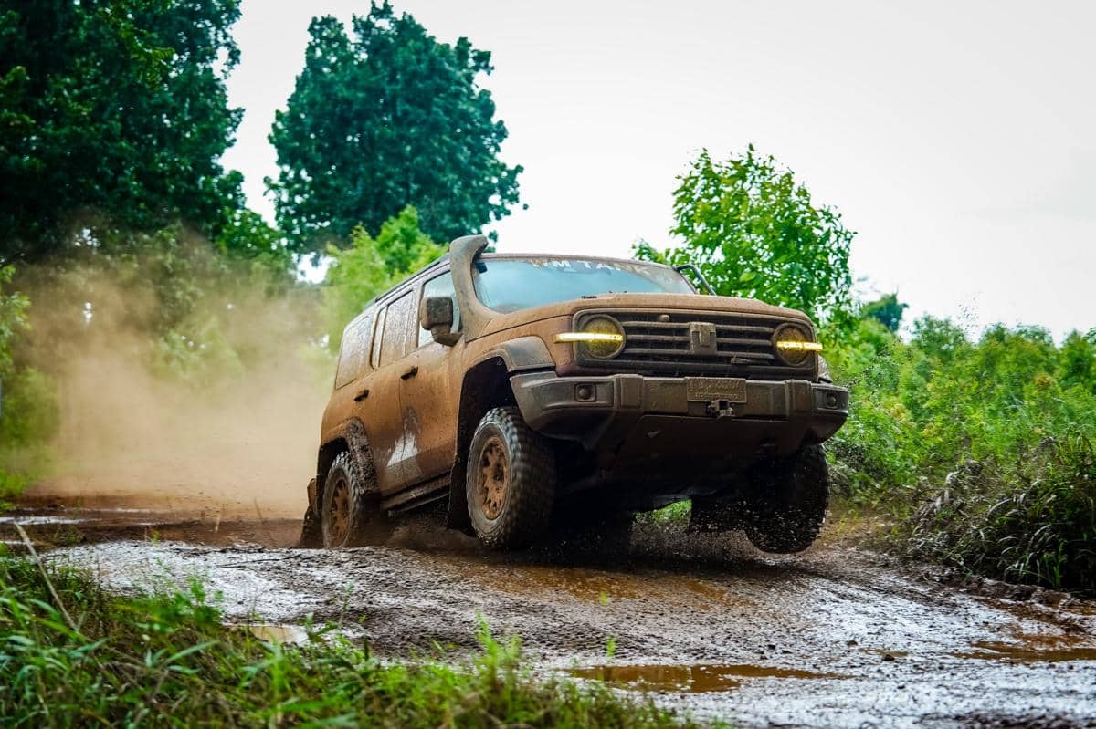 SUV GWM Tank 300 Diesel berwarna putih melaju dalam ajang balap AXCR, tampil sebagai andalan tim balap.