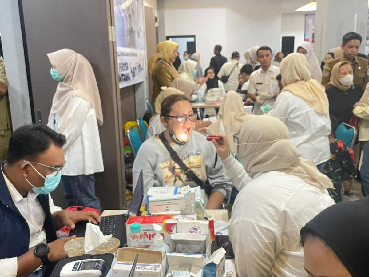 Gubernur Banten Andra Soni dan Wali Kota Tangsel Benyamin Davnie menghadiri kegiatan CKG di Pamulang, Tangerang Selatan.