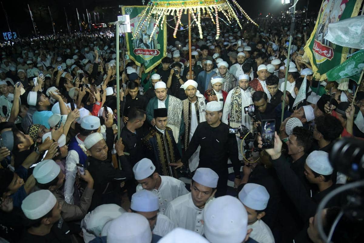 Jemaah menghadiri acara Jakarta Bersholawat yang digelar Majelis Nurul Musthofa dalam suasana khidmat.