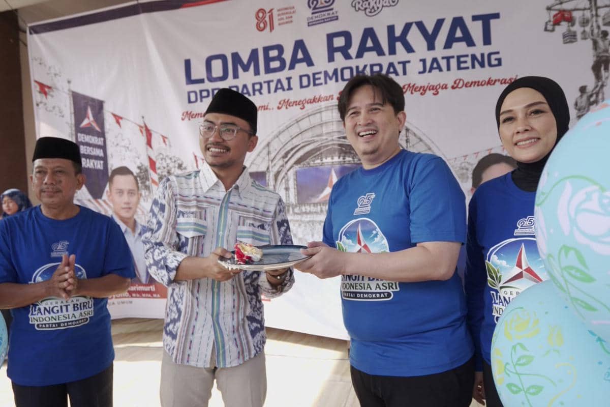 HUT Ke-25, Demokrat Jateng Bagikan 100 Mushaf ke Ponpes Asshodiqiyah