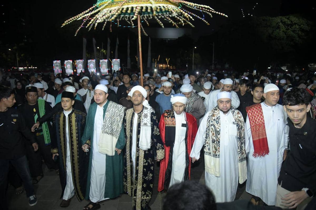 Suasana Jakarta Bersholawat yang sukses digelar Majelis Nurul Musthofa bersama para jemaah di Jakarta.