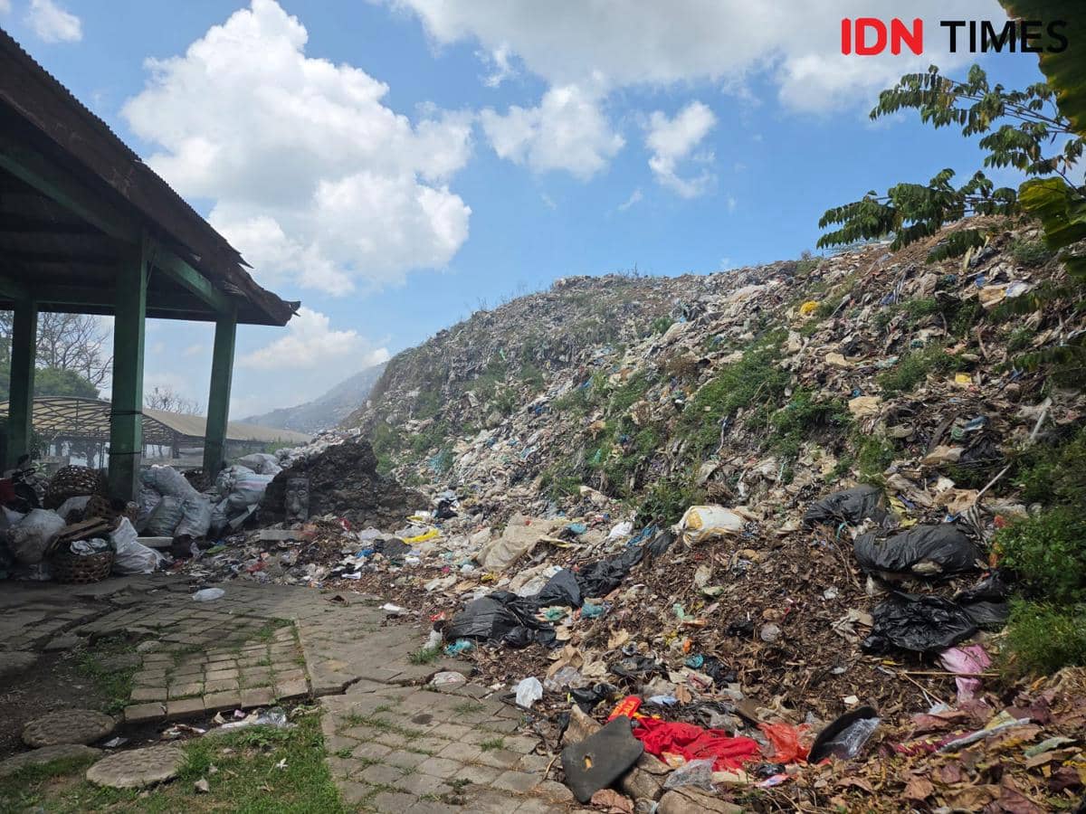 DLH Tabanan Uruk Tanah untuk Mencegah Kebakaran TPA Mandung