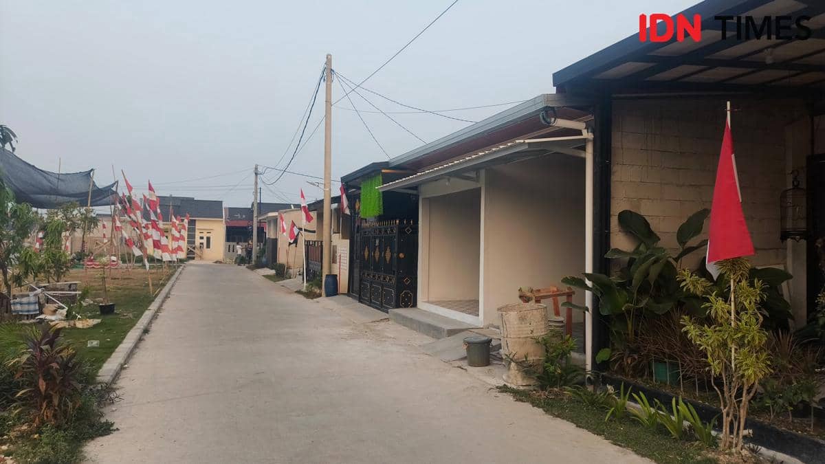 Jalan di kompleks Blok F, Bogor, dengan rumah keluarga almarhum Affan Kurniawan terlihat dari sudut persimpangan.