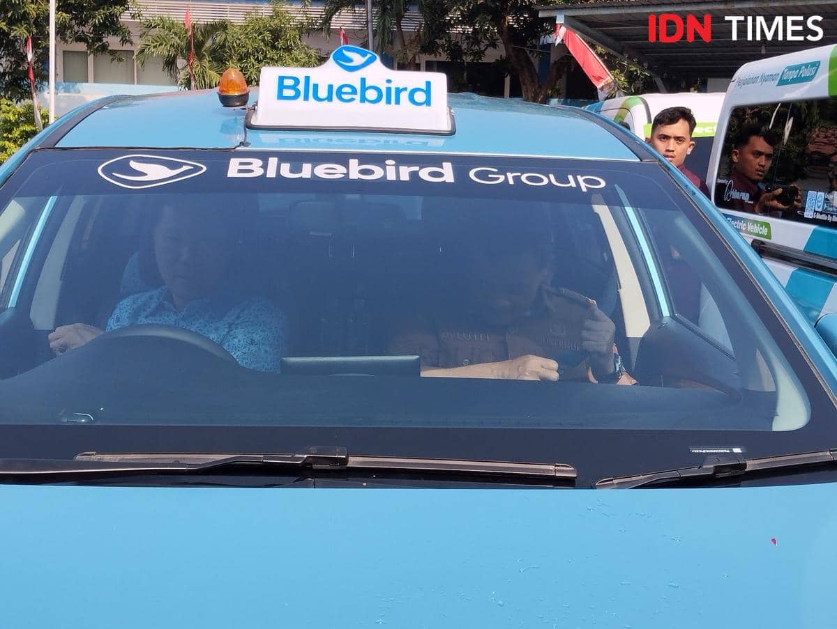 Layanan taksi listrik Bluebird Prime di Semarang, Senin (24/8/2026). (IDN Times/Dhana Kencana)
