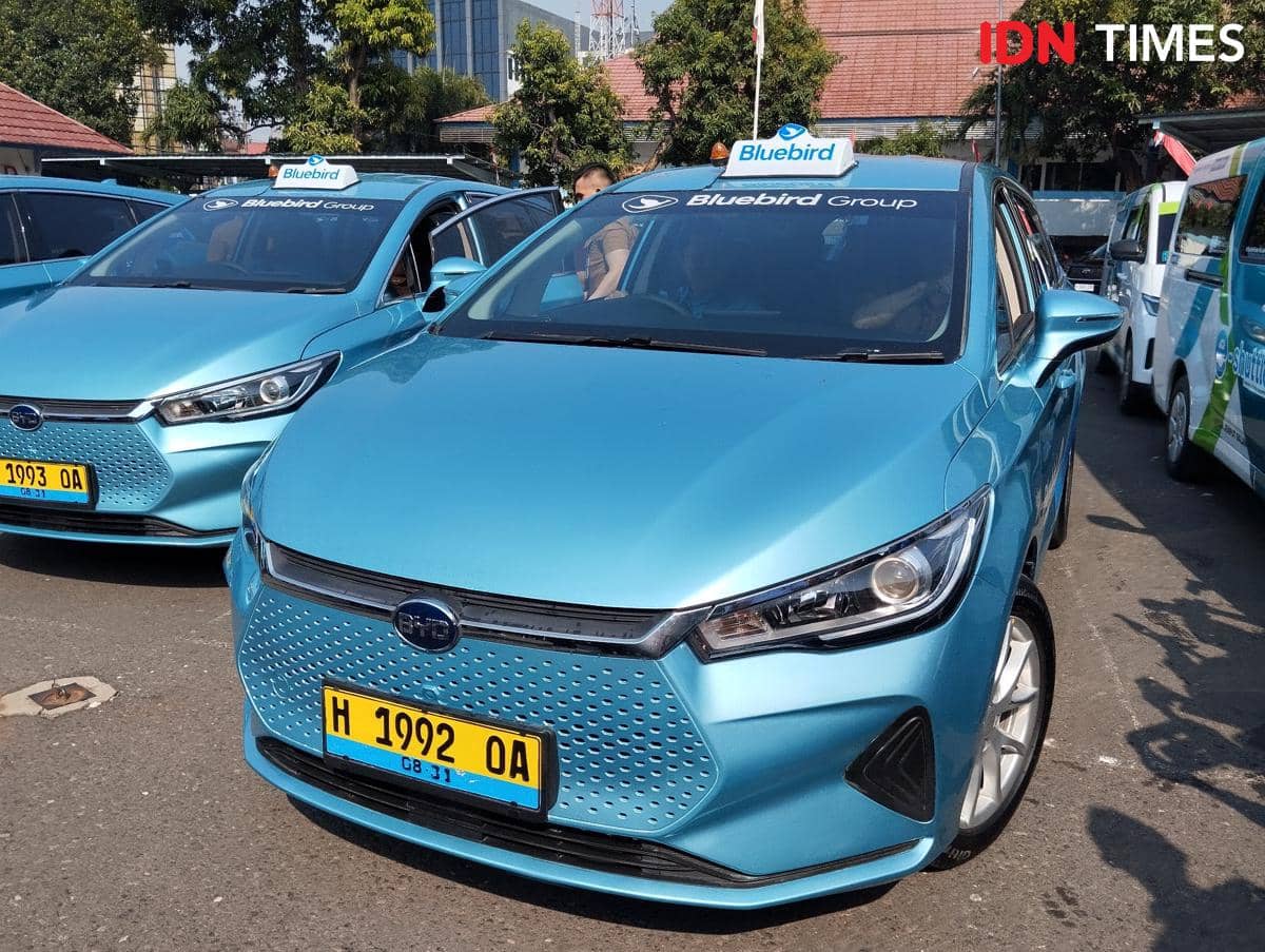 Bawa Taksi Listrik BYD e6, Bluebird Prime Layani Penumpang di Semarang
