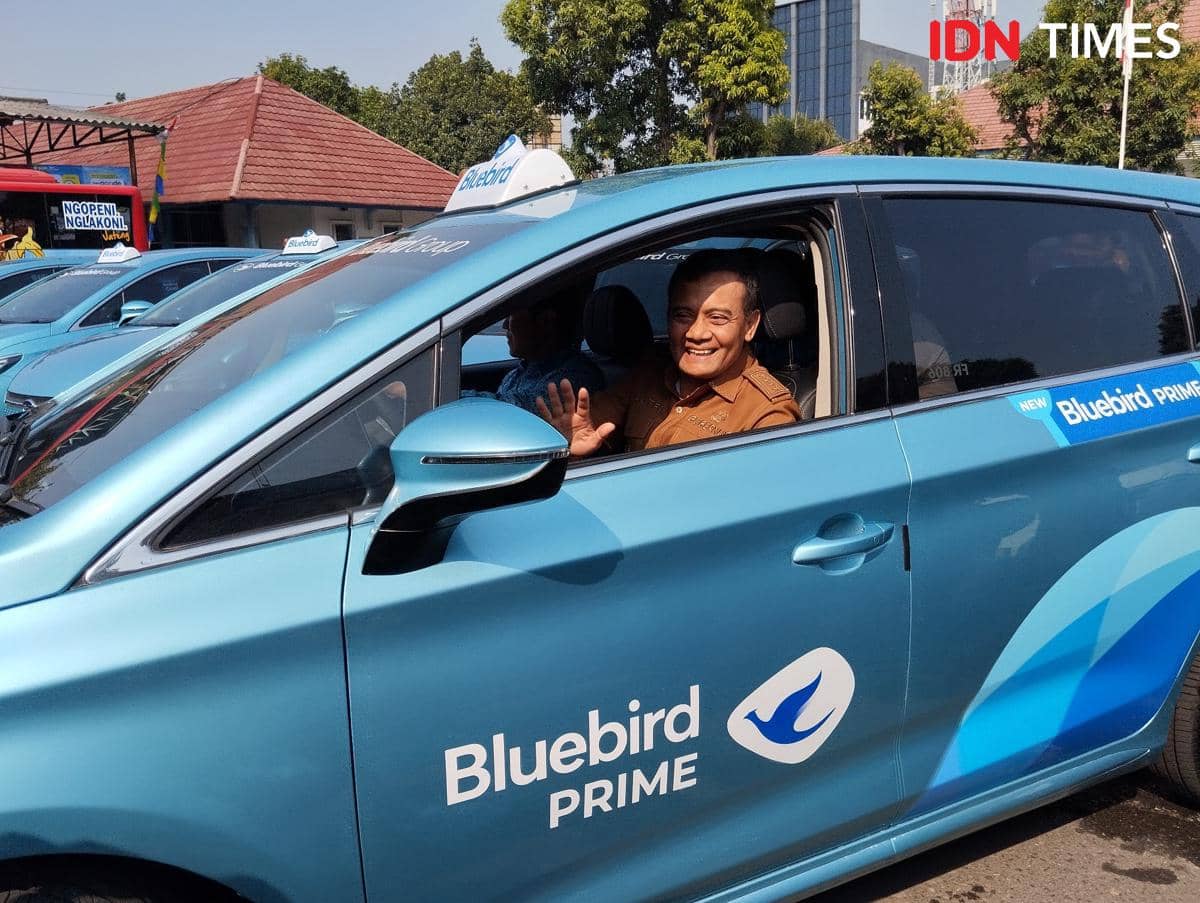 Gubernur Jateng, Ahmad Luthfi mencoba layanan taksi listrik Bluebird Prime di Semarang, Senin (24/8/2026). (IDN Times/Dhana Kencana)