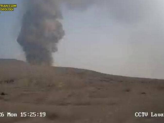 Gunung Anak Krakatau Erupsi hingga 8 Kali, Kolom Abu Capai 400 Meter