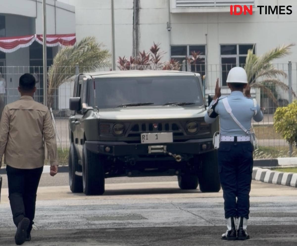 Gubernur Sumsel Herman Deru menyambut kedatangan Presiden RI Prabowo Subianto