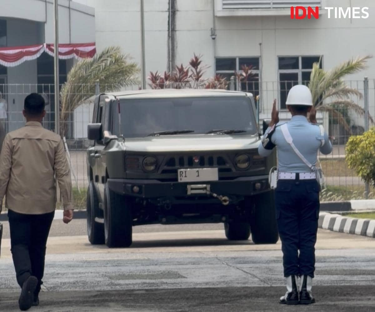 Gubernur Sumsel Herman Deru menyambut kedatangan Presiden RI Prabowo Subianto 